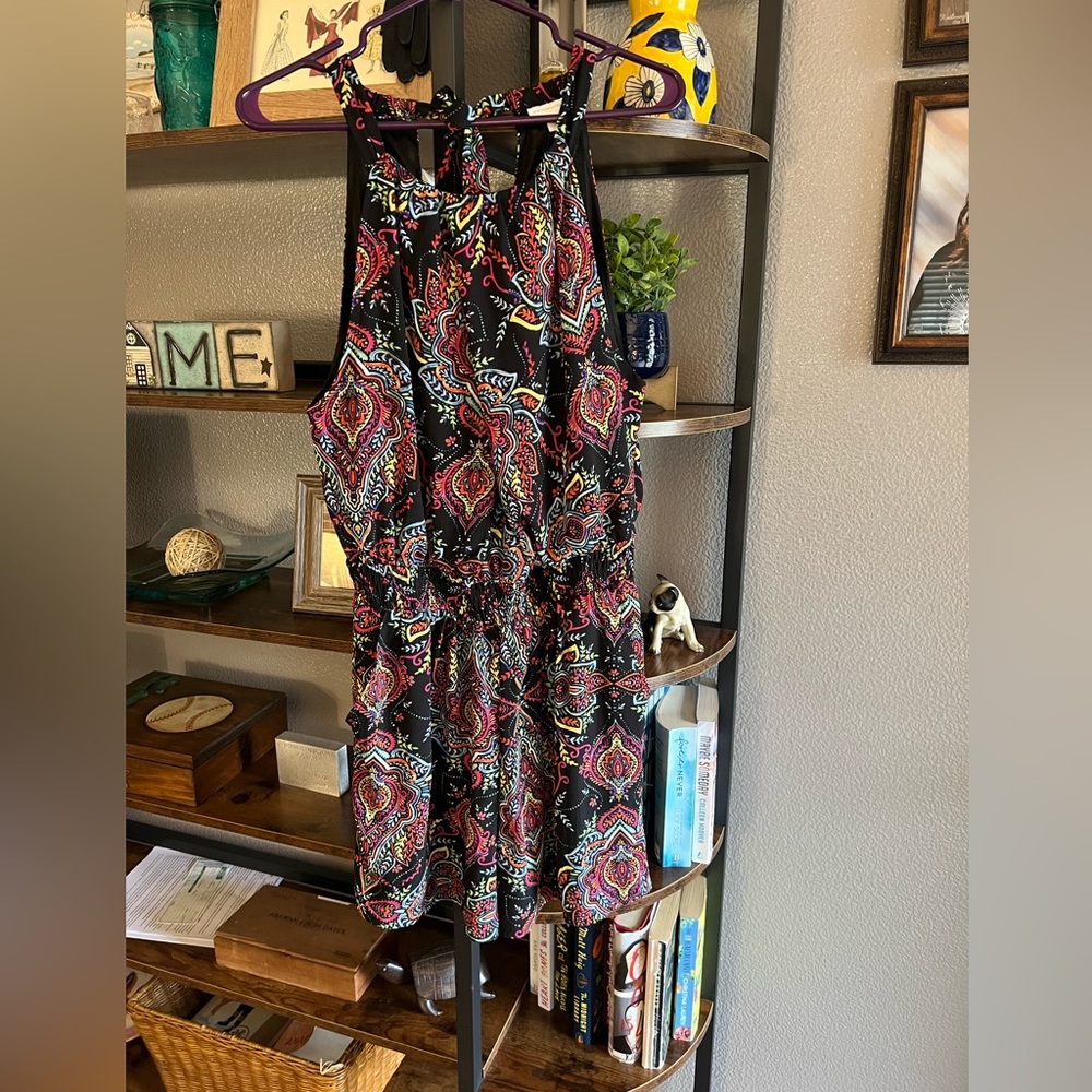 New York and Co romper.   Size medium and has pockets.   Worn 2 times.